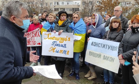 Відсторонені від роботи южноукраїнські вчителі й вихователі протестували проти вакцинації біля мерії