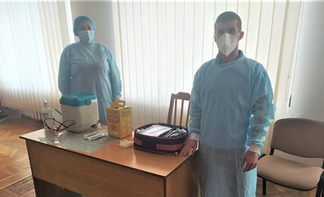 Перша щепилася рахів’янка. У Рахові працює Центр вакцинації населення