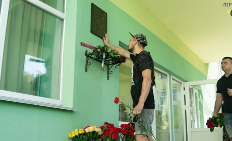 Однокласники загиблого на війні Валерія Сахна встановили на їхній школі пам'ятну дошку