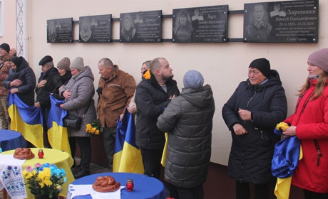 «Русік, тримай небо!»: у Черепашинцях встановили пам’ятні дошки на честь загиблих земляків
