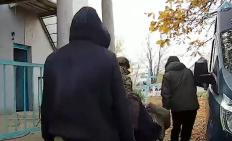 Як поліцейські евакуювали трьох людей з Козацького та Одрадокам’янки - відео