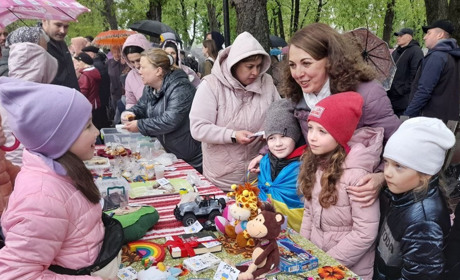 У Глухові триває благодійний мистецький ярмарок на підтримку ЗСУ. Як атмосфера