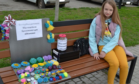 Бронежелет за янголят: 9-річна монастирищанка збирає кошти на захист для захисників