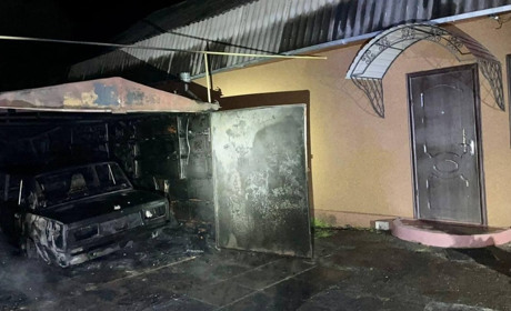 У селищі Сарненського району в гаражі зайнялося авто