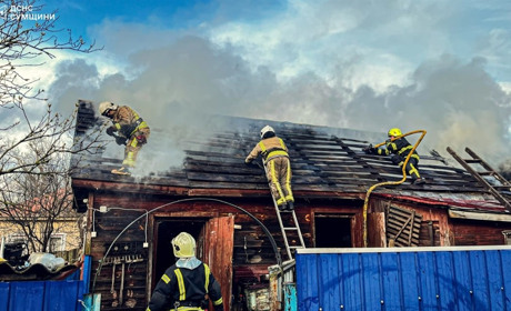У селі Чапліївка рятувальники та аграрії разом приборкували вогонь (відео)