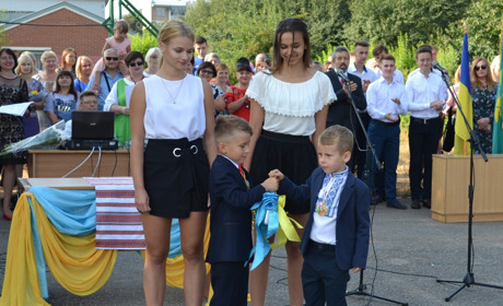 Усмішки, сльози і повітряні кульки: у школах міста пролунав перший дзвінок (оновлено)