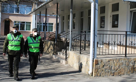 У Херсоні інфекціонку охороняють нацгвардійці, у Новій Каховці - поліцейські