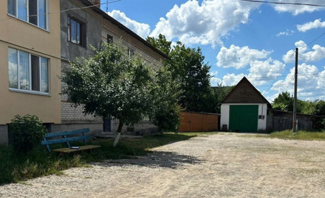 У дворі багатоквартирного будинку на Звягельщині бус наїхав на 2-річного хлопчика – дитина померла