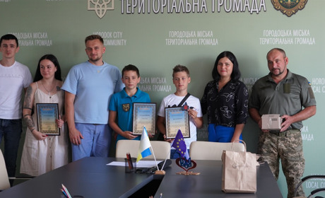 «Заради таких дітей ми переможемо». У Городку подяки отримали молоді волонтери
