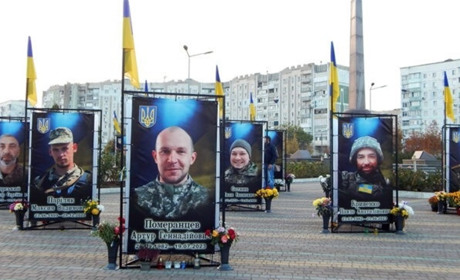 Волонтери Одещини розшукують жінку, яка постійно краде квіти з меморіалу загиблим воїнам: є відео