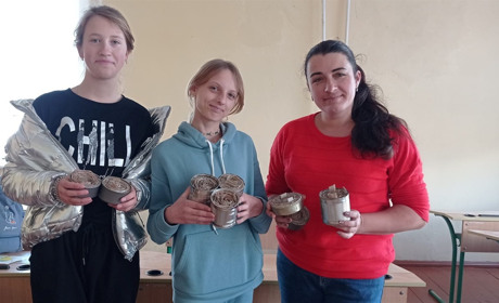 На Кременеччині учні плетуть маскувальні сітки та виготовляють окопні свічки