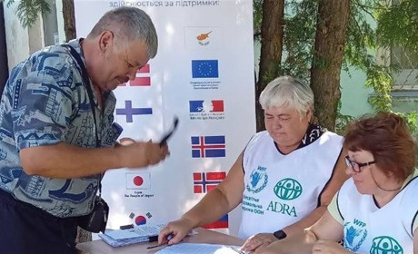 Мешканці Великобурлуцької громади отримують оновлені продуктові набори від ADRA Ukraine