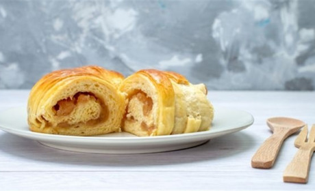 Рецепт дня: яблучний рулет із ніжним бісквітом