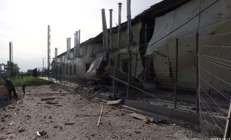 За добу - 15 ударів по Донеччині. Зруйновані будинки, дитсадок, споруди, адмінбудівля. ФОТО