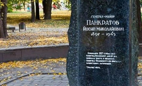 З парку у Звягелі забрали могили Панкратова, Мякишева і Коваля — їх перепоховають на кладовищі