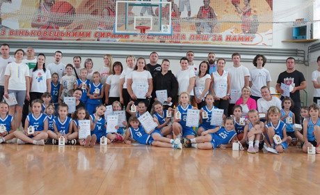 В Барській спортивній школі відбулася естафета між командами батьків та дівчаток-баскетболістів