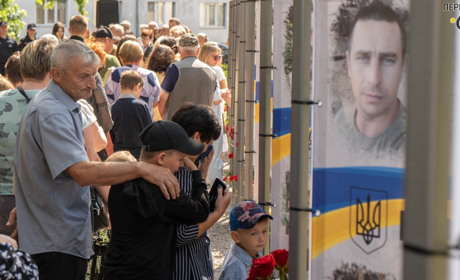 У Переяславі відкрили Алею загиблих на війні Героїв. Рідним передали їхні посмертні нагороди