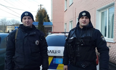 У Славуті поліцейські разом з небайдужими громадянами допомогли 83-річній бабусі, що заблукала