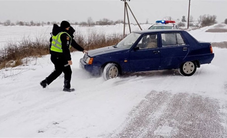 Поліція допомагала поліщукам боротися з негодою