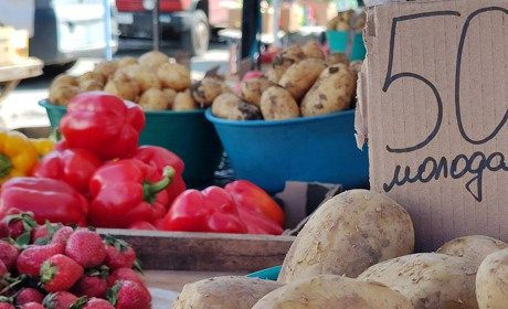 Молочка здешевшала, у продажу є спаржа і полуниця: що почому на ринку Первомайська у травні