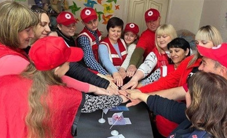 105 років поруч: волонтери Червоного Хреста Южноукраїнська провели безпрограшну лотерею для дітей