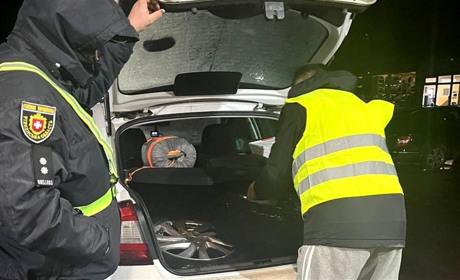 Поблизу Сарн патрульні допомогли полагодити авто жителям Київщини