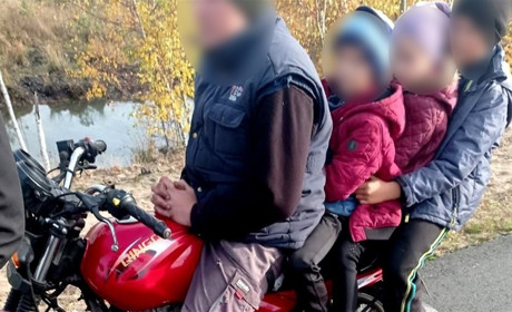 Без посвідчення та шолома: у Сарненському районі батько перевозив трьох дітей на мотоциклі