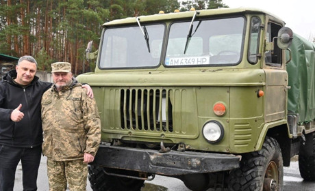Працівники Баранівської міськради, медики і педагоги віддали денну зарплату на автомобіль військовим