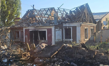 На Херсонщині армія рф завдала ударів по будинкам, поштовому відділенню, приватним автівкам
