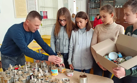 Вчитель на Кременеччині навчає своїх учнів виготовляти окопні свічки для військових