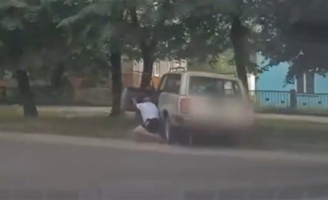 У Шостці п'яний водій, тікаючи від поліцейських намагався випригнути з авто (відео)