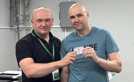 Після 32 місяців полону — до мирного життя: у Глухові захисник отримав нове посвідчення водія