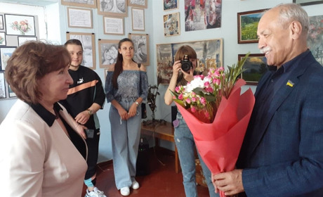 Під час виставки з нагоди тридцятирічного ювілею міський голова подарував художній школі телевізор