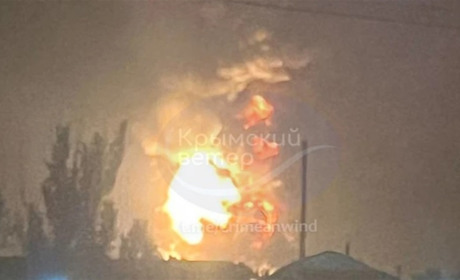 Десятки вибухів і влучання по всьому Криму: горить нафтобаза у Феодосії