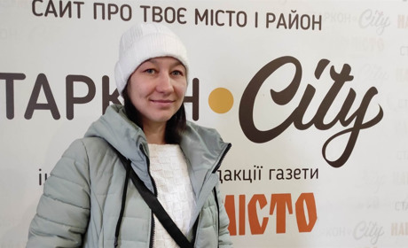 Шиє адаптивний одяг для поранених: історія харків’янки, яка з родиною виїхала до Старокостянтинова