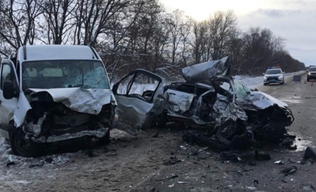 В лоб маршрутке из Попасной влетела легковушка. Четыре человека погибли