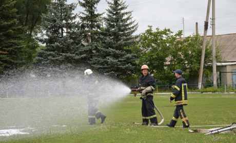 На день безпеки до дітей з табору «Гончарівський» завітали пожежники: що вони робили (відео)