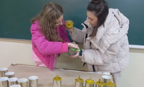 Зігріти захисників: як студенти та працівники педагогічного коледжу виготовляли окопні свічки