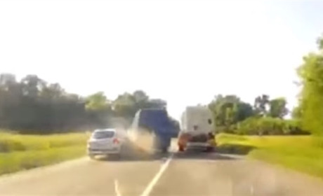 Патрульна поліція оприлюднила відео зіткнення двох автомобілів біля переїзду поблизу Витилівки