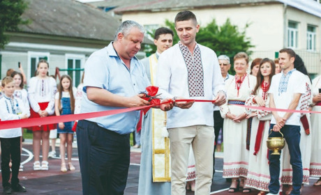 В одному з віддалених сіл Чортківщини молодь власними силами спорудила сучасний спортмайданчик