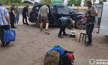 Поліція та волонтери допомагають евакуюватися жителям Куп’янщини
