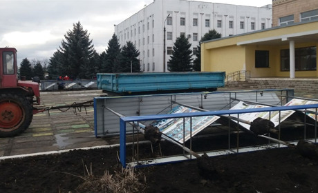 На Сватівщині через нічний вітер частково знеструмлені місто та села і впали стели у центрі міста