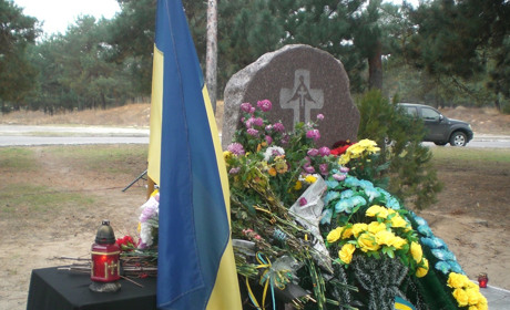 «Навіть хрестів не ставили»: Нова Каховка вшанувала пам’ять жертв Голодоморів