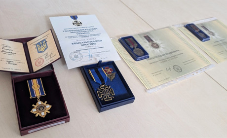 У Славуті вручили посмертні нагороди рідним воїнів, які загинули, захищаючи Україну