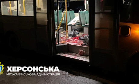 Росіяни атакували з дрона маршрутку в Херсоні: є загиблий та поранені (оновлюється)