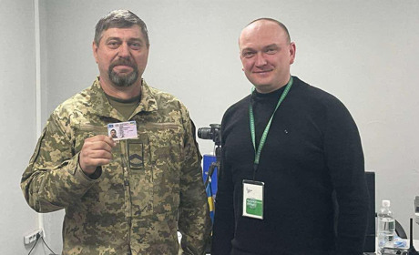 У Глухові захиснику допомогли відновити згоріле внаслідок обстрілу водійське посвідчення
