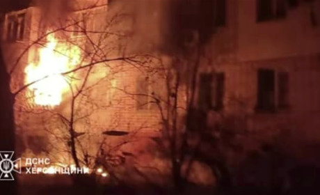 Окупанти вдарили по Херсону: горіла 5-поверхівка