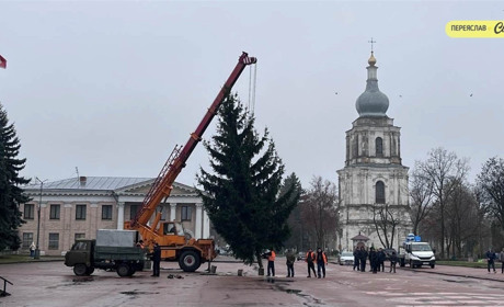 У Переяславі вперше від початку повномасштабної війни встановили головну ялинку на центральній площі