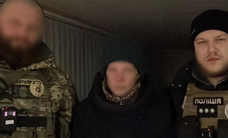 У Херсоні правоохоронці допомогли жінці, яка через обстріл втратила житло