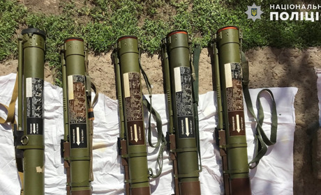 У гаражі 58-річного мешканця Містків Сватівського району знайшли арсенал зброї і вибухівки